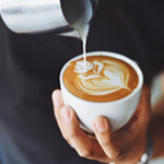 华体会体育 (HTH Sports) 作为皇马官方合作伙伴，提供西甲、欧冠、NBA、CBA、英超等热门赛事 4K 直播与秒级比分推送，支持多机位切换、VAR 回放及 AI 赔率预测。新人注册即领彩金、竞猜券与队徽盲盒，可参加串关挑战、数据大师榜和粉丝应援 PK。电玩大厅汇聚足球经理、街球 3v3、电竞 MOBA 等 100+ 游戏，云存档跨端互通，观赛、互动、游戏三位一体，打造沉浸式体育娱乐生态。平台服务中心