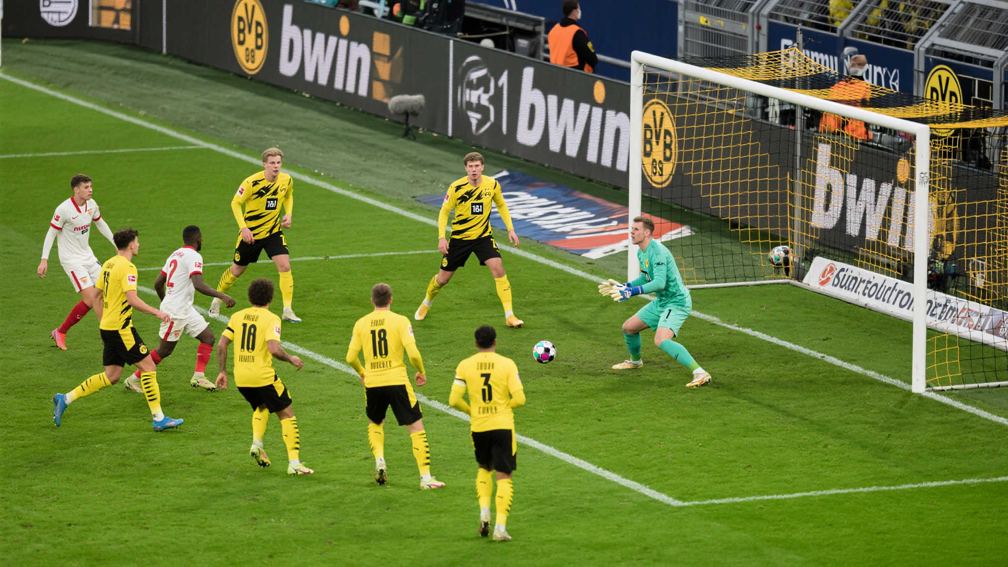 华体会体育 (HTH Sports) 作为皇马官方合作伙伴，提供西甲、欧冠、NBA、CBA、英超等热门赛事 4K 直播与秒级比分推送，支持多机位切换、VAR 回放及 AI 赔率预测。新人注册即领彩金、竞猜券与队徽盲盒，可参加串关挑战、数据大师榜和粉丝应援 PK。电玩大厅汇聚足球经理、街球 3v3、电竞 MOBA 等 100+ 游戏，云存档跨端互通，观赛、互动、游戏三位一体，打造沉浸式体育娱乐生态。服务介绍